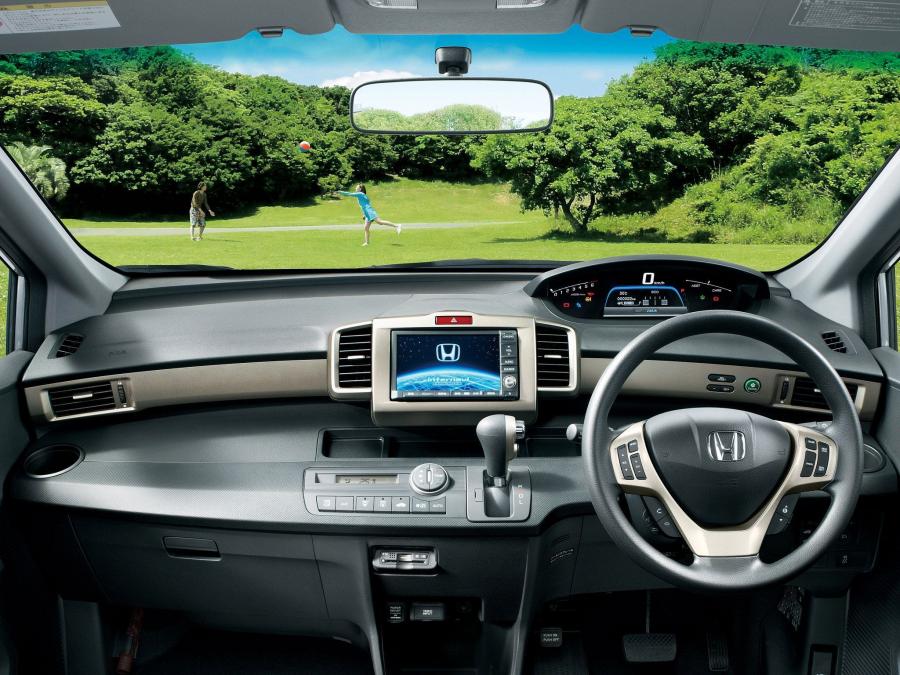  Honda Freed Spike Hybrid 2011 года  (фото 2 из 8)